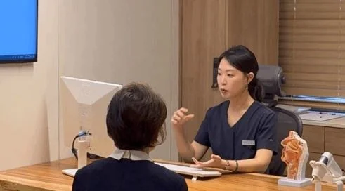 냄새 안 맡아질 때|이비인후과 전문의와 환자의 진료 상담 모습