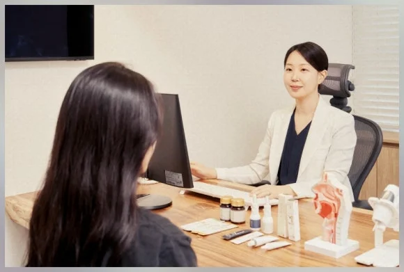 몇 달째 마른기침|이비인후과 의사와 환자의 진료 상담 장면