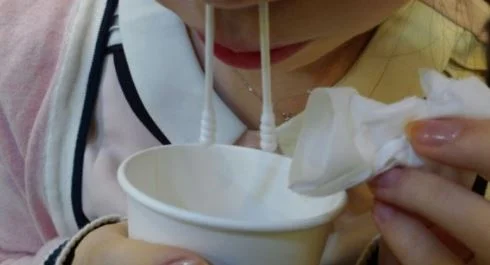 몇 달째 마른기침|종이컵을 이용한 타액 채취 또는 의료 검사 장면
