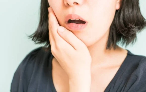 부비동염 치통|턱이나 치아 부위의 통증을 느끼는 여성의 모습