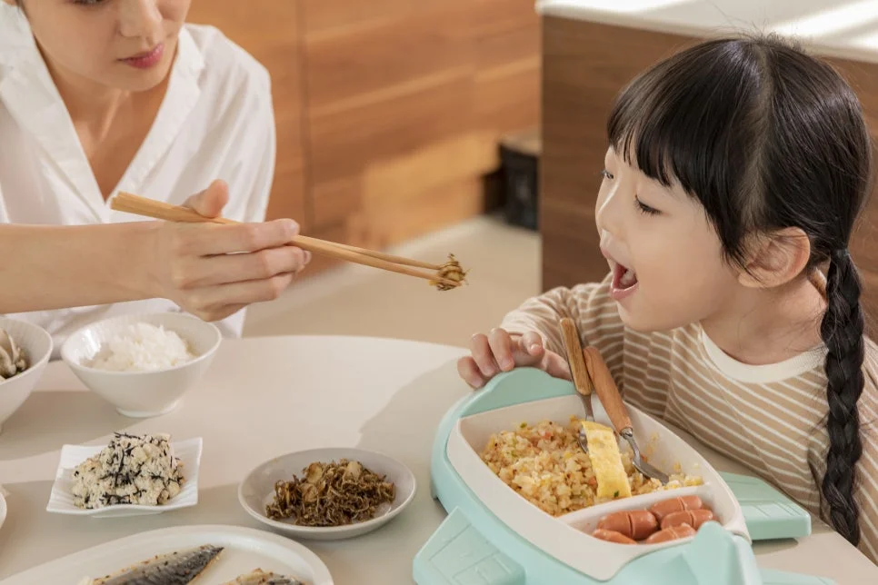 후비루증후군 가래|엄마가 아이에게 반찬을 먹여주는 식사 시간