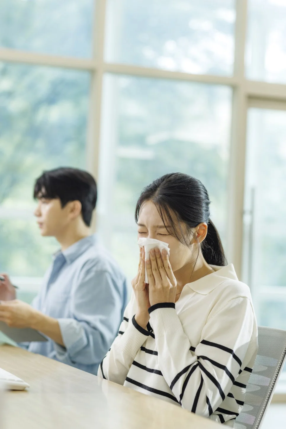 부비동염 한의원 한약|사무실에서 재채기를 하며 코를 푸는 여성