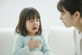 마른기침과 가래기침|가슴 통증을 호소하며 우는 아이와 걱정하는 엄마