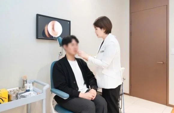 비염치료약|이비인후과에서 내시경 장비를 활용해 환자를 진료하는 모습