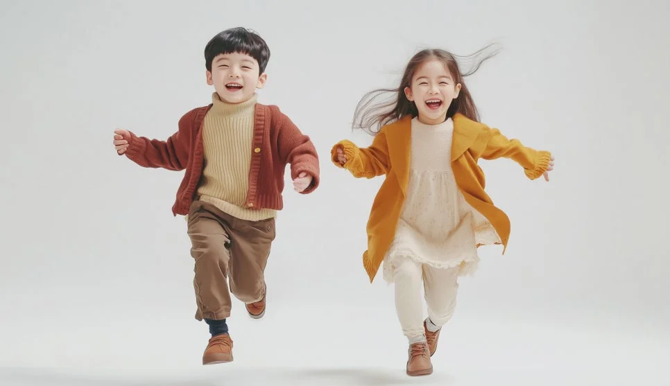 축농증에 좋은 습관|밝게 웃으며 뛰어노는 남자아이와 여자아이